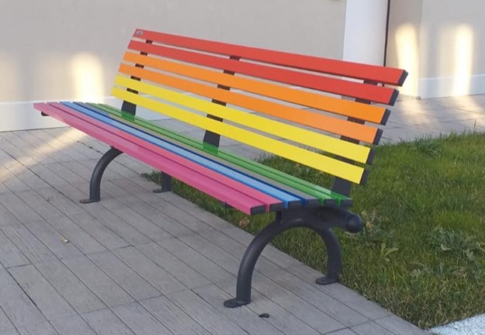 La panchina arcobaleno divide i docenti del Falcone