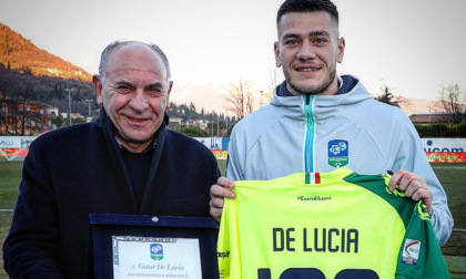 Victor De Lucia premiato per le 100 presenze in verdeblù