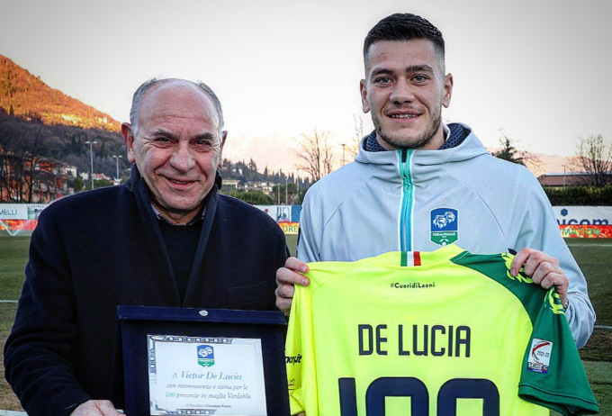Victor De Lucia premiato per le 100 presenze in verdeblù