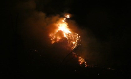 Le fiamme non mollano la presa sul Bresciano, a fuoco Berzo Demo