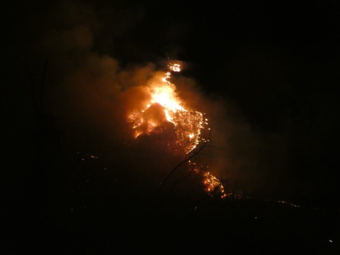 Le fiamme non mollano la presa sul Bresciano, a fuoco Berzo Demo