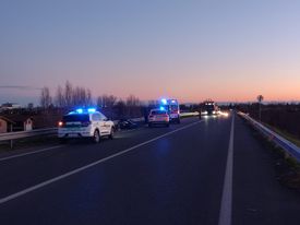 Impatto tra auto e moto, dopo l’incidente il ragazzo alla guida dell’autovettura è fuggito