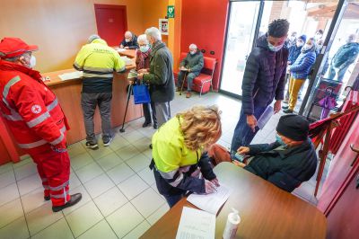 Marito e moglie “no vax” pretendono l’esenzione dal vaccino, all’hub si scatena il caos