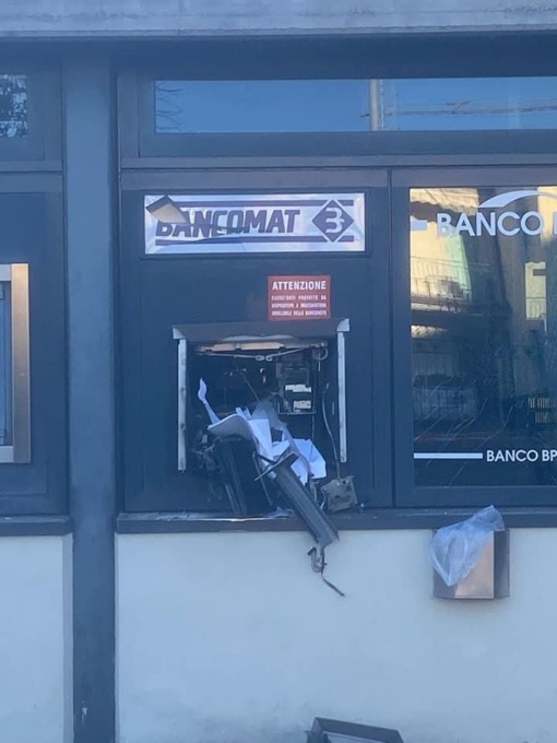 Colpo al bancomat nella notte, preso di mira sportello automatico in pieno centro