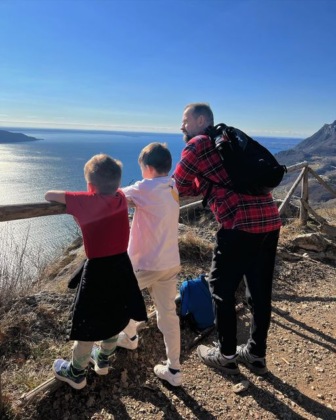 Fabio Volo all’eremo di San Valentino, passeggiata tra le meraviglie del Garda