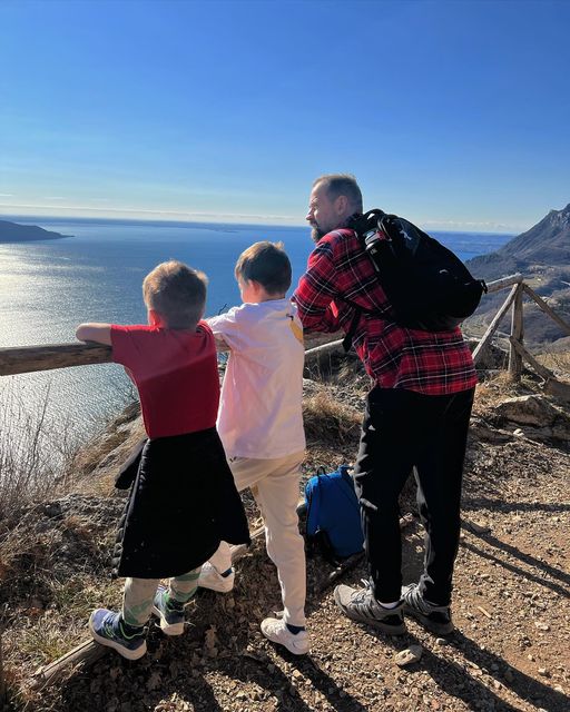 Fabio Volo all’eremo di San Valentino, passeggiata tra le meraviglie del Garda