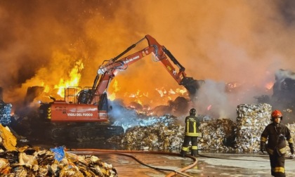 Incendio: duro lavoro per i Vigili del Fuoco alla Cartiera di Montichiari