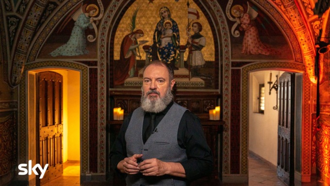 Carlo Lucarelli torna in tv con il programma “In compagnia del lupo”: seconda stagione registrata anche al Castello Bonoris