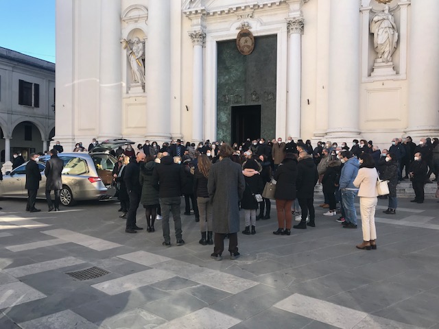 Ciao Raffaela, impiegata comunale modello: quattro sindaci al suo funerale