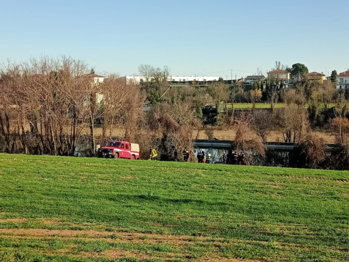 Tragico rinvenimento: emerge un corpo dalle acque del fiume Oglio