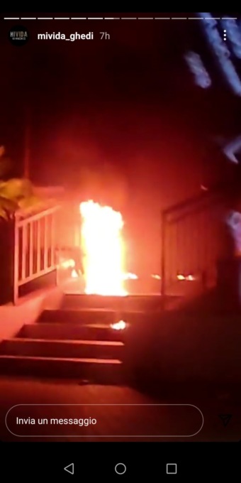 Danno fuoco al locale dopo il servizio delle Iene che denunciava la gang