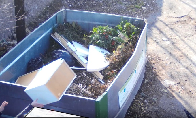 Beccato dalla foto-trappola, stava scaricando i mobili nel green box