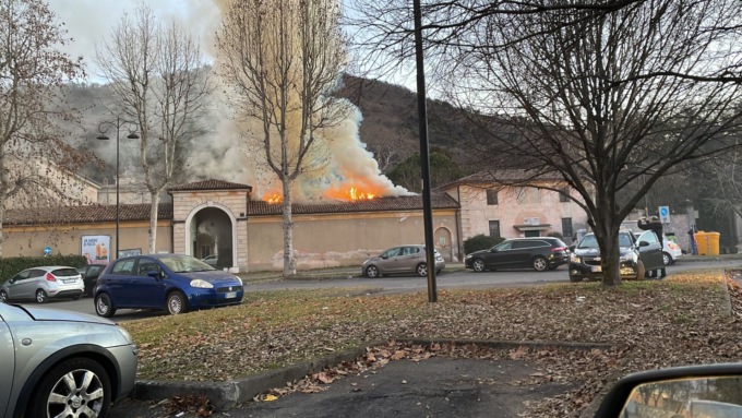Divampano le fiamme, ad essere interessato un deposito dell’ex Villa Gnecchi