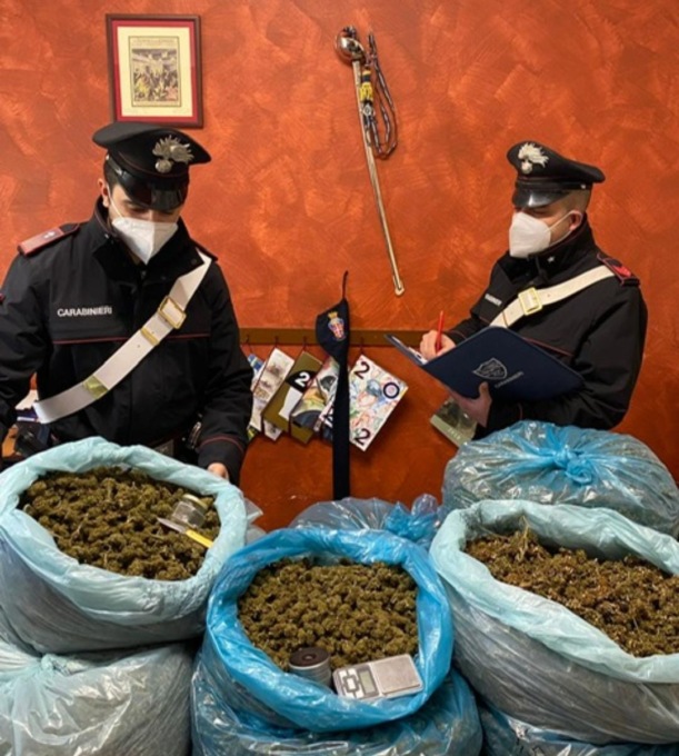 Non rispetta la misura del Daspo: sorpreso dai carabinieri, gli trovano anche della droga