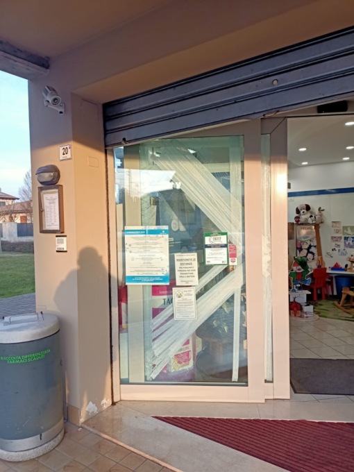 Spaccata in farmacia, i malviventi fuggono con un bottino da 8mila euro