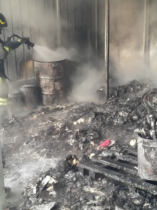 Divampano le fiamme in un’azienda, colpita la parte dello stoccaggio rifiuti pericolosi