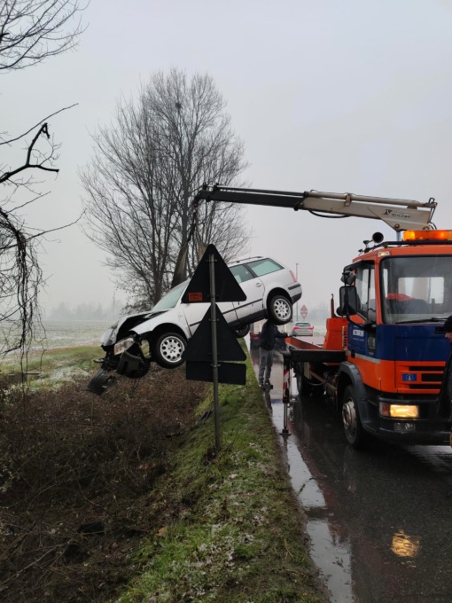 Finisce fuori strada, paura per una giovane alla guida