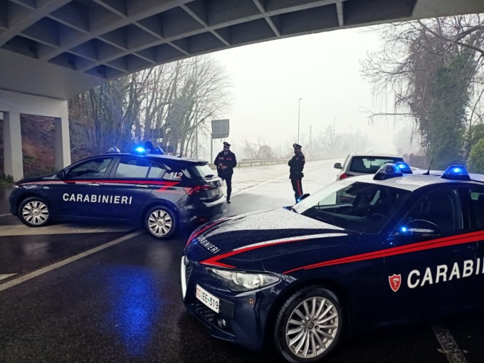 La donna che minacciava di buttarsi dal ponte ha desistito, allarme rientrato