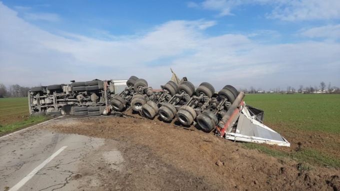 Si ribalta il camion, traffico in tilt sul provinciale