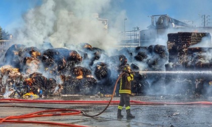 Incendio alla cartiera Chiese di Montichiari, il sindaco: "Chiudete porte e finestre"