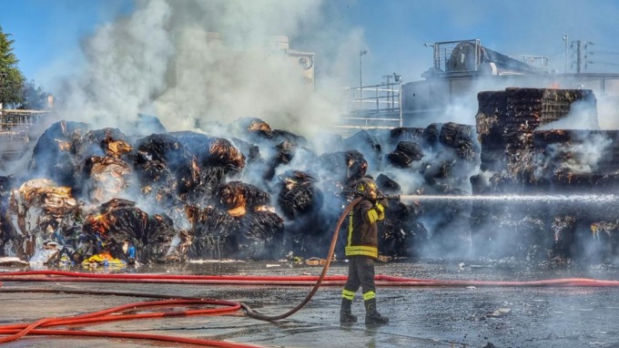 Incendio alla cartiera Chiese di Montichiari, il sindaco: “Chiudete porte e finestre”