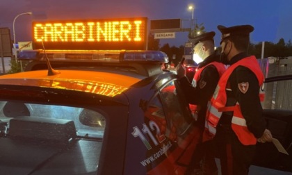 Guida come un folle al volante di una Bmw e tenta di rubare la pistola ai carabinieri