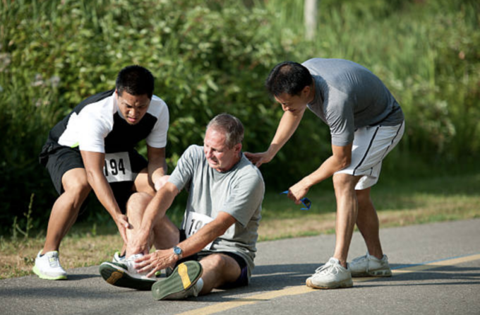 Frattura malleolo, lesione comune a tutte le età: come intervenire