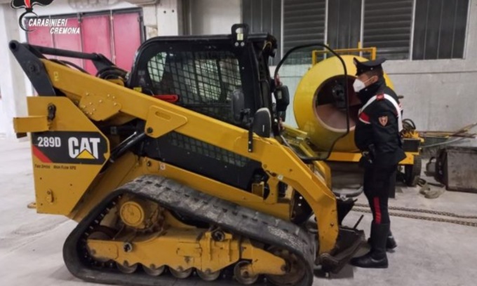 Mezzi d’opera: tre arrestati e sei indagati per furto e riciclaggio