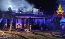 A fuoco il tetto in legno di un'abitazione, intervento difficoltoso per i Vigili del Fuoco