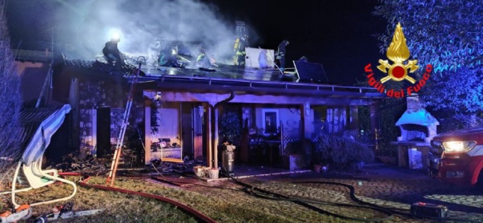 A fuoco il tetto in legno di un’abitazione, intervento difficoltoso per i Vigili del Fuoco