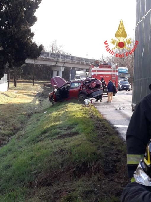 Scontro tra auto e mezzo pesante, intervengono i Vigili del Fuoco
