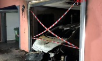 A fuoco un'auto, era posteggiata all'interno del garage