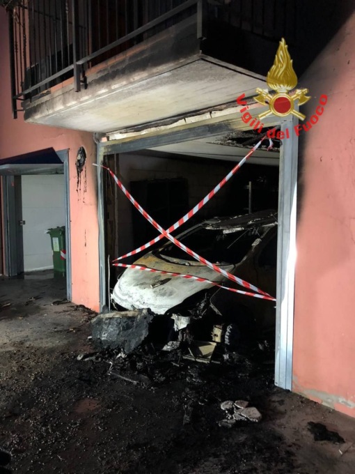 A fuoco un’auto, era posteggiata all’interno del garage