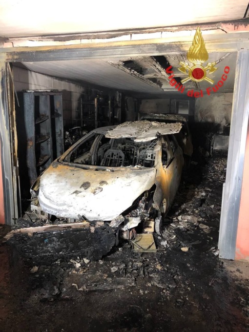 auto in fiamme