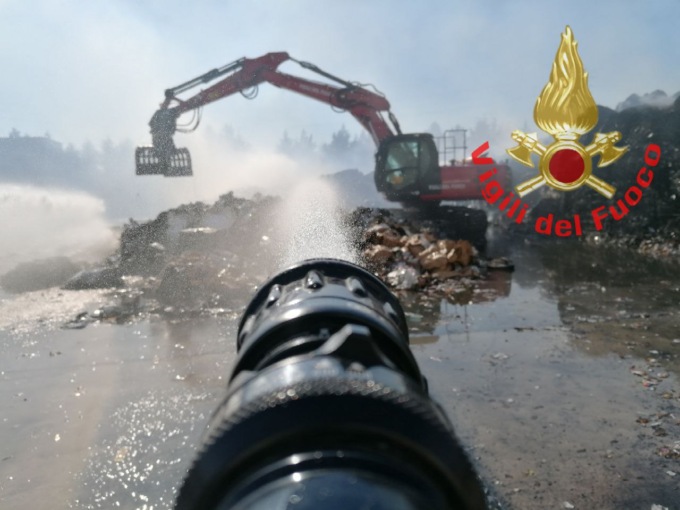 Incendio alla cartiera del Chiese, sul posto (ancora) i Vigili del Fuoco