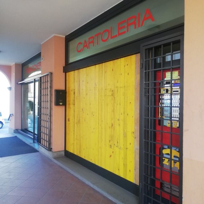 Spaccata in tabaccheria: i ladri fanno razzia di sigarette