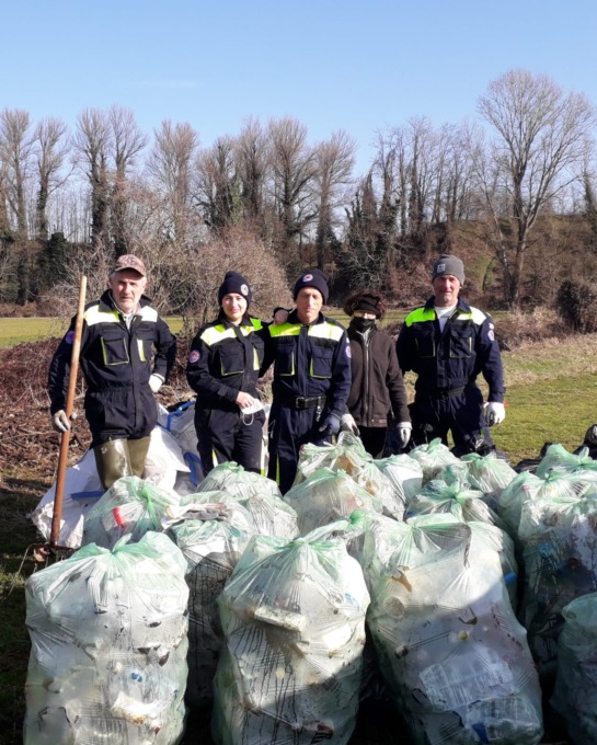 Plastica e sporco rischiano di invadere l’Oglio: ci pensano i volontari