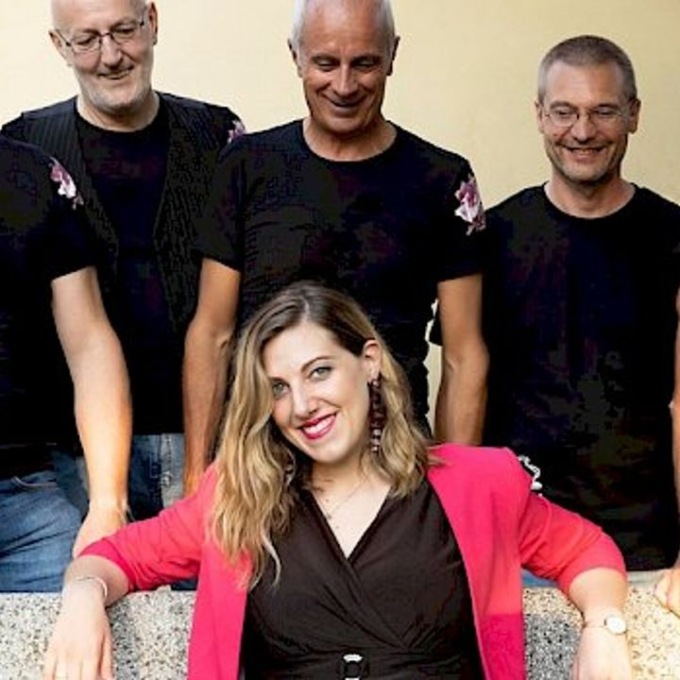 “Raccontami una donna”: così la cantante e terapeuta Sara Bondioli porta in scena il femminile