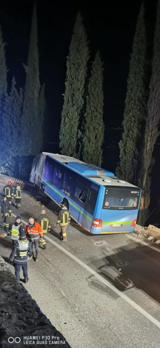 Bus finisce fuori strada per evitare un frontale, le immagini da brividi