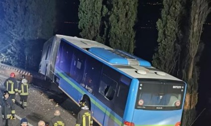 Bus finisce fuori strada per evitare un frontale, le immagini da brividi