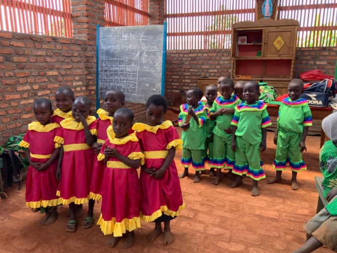 La solidarietà che fa la differenza: un panino al giorno per i bimbi di Kiremba
