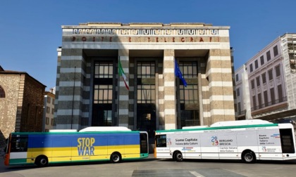 Due nuovi autobus per celebrare Bergamo-Brescia 2023 e dire no alla guerra