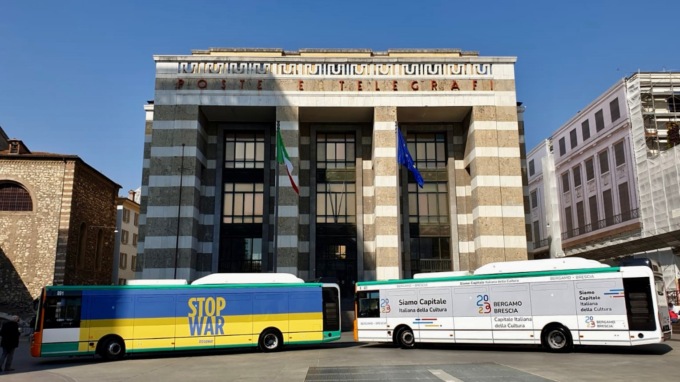 Due nuovi autobus per celebrare Bergamo-Brescia 2023 e dire no alla guerra