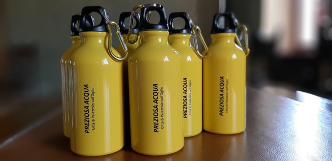 “Preziosa acqua”: dall’Amministrazione 4mila borracce per gli studenti