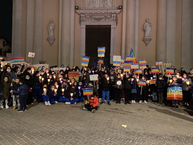 In centinaia in marcia contro la guerra in Ucraina
