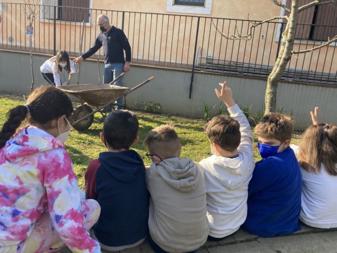 Piantumazioni, letture e meditazione: così gli studenti celebrano “Fridays for  future”