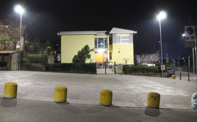 Inciviltà e maleducazione: la piazzetta viene chiusa al traffico