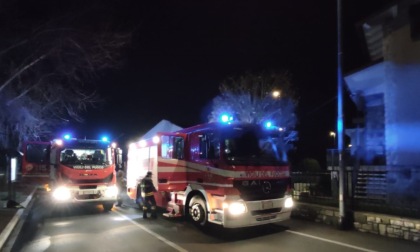 Incendio nella notte a Villa: tetto divorato dalle fiamme