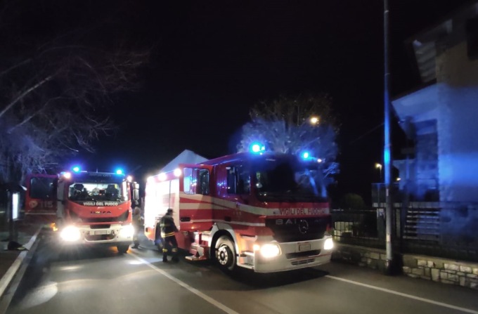 Incendio nella notte a Villa: tetto divorato dalle fiamme