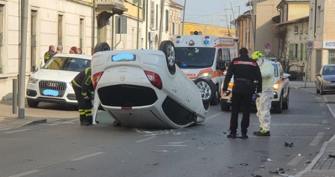 Urta l’auto parcheggiata e si ribalta in pieno centro